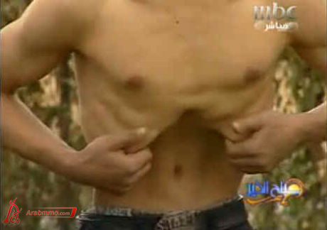 غرائب وعجائب (الطفل المعجزة)يخفي المعدة والعمود الفقري