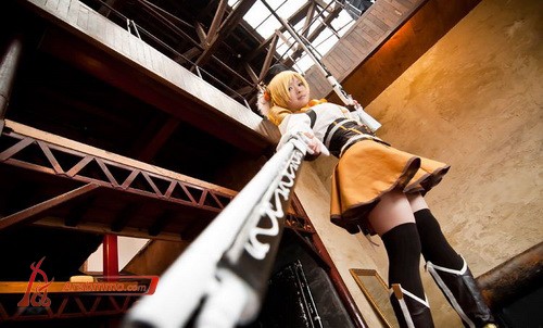 كوسبلاي الطالبة المزودة بالبندقية