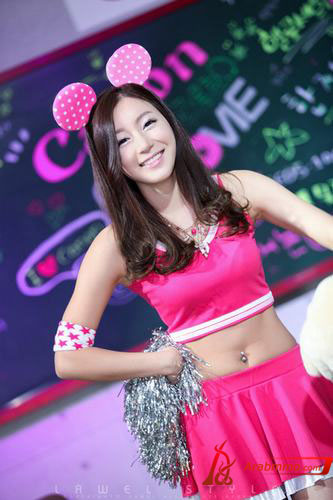 تظهر showgirl الحلوية في عرض الالعاب الالكترونية